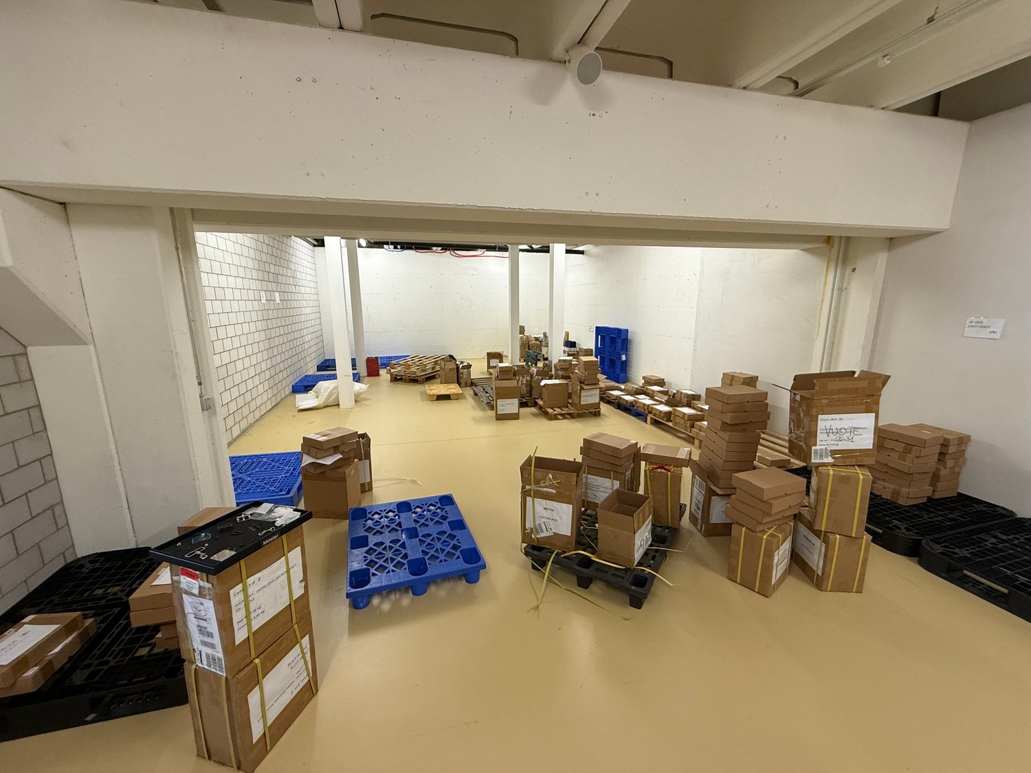 1940m² shop, photo 9 of 10