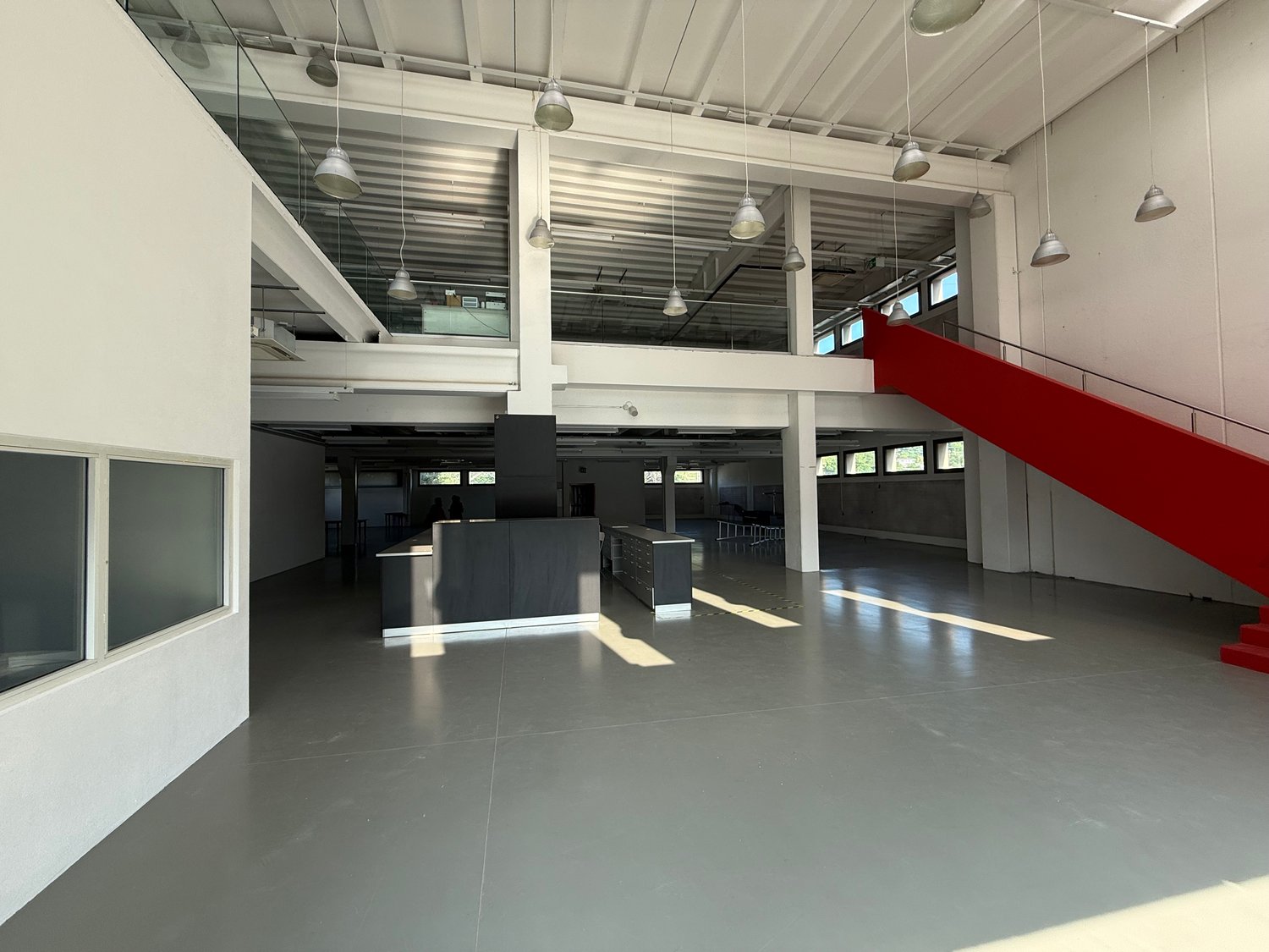 1940m² shop, photo 1 of 10