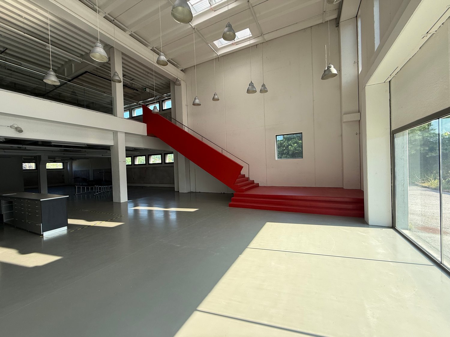1940m² shop, photo 2 of 10