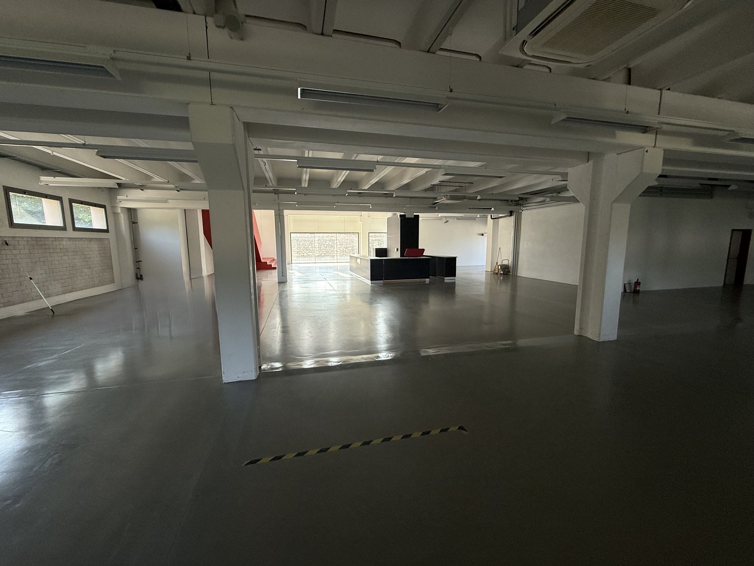 1940m² shop, photo 6 of 10