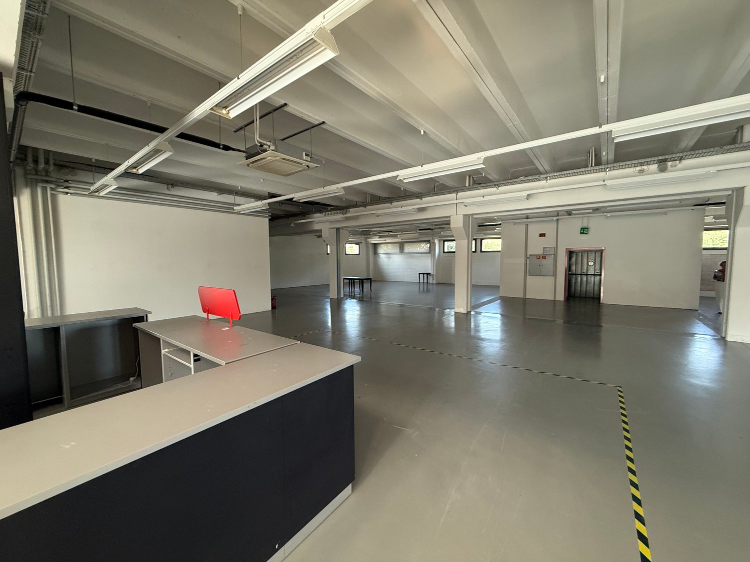 1940m² shop, photo 4 of 10