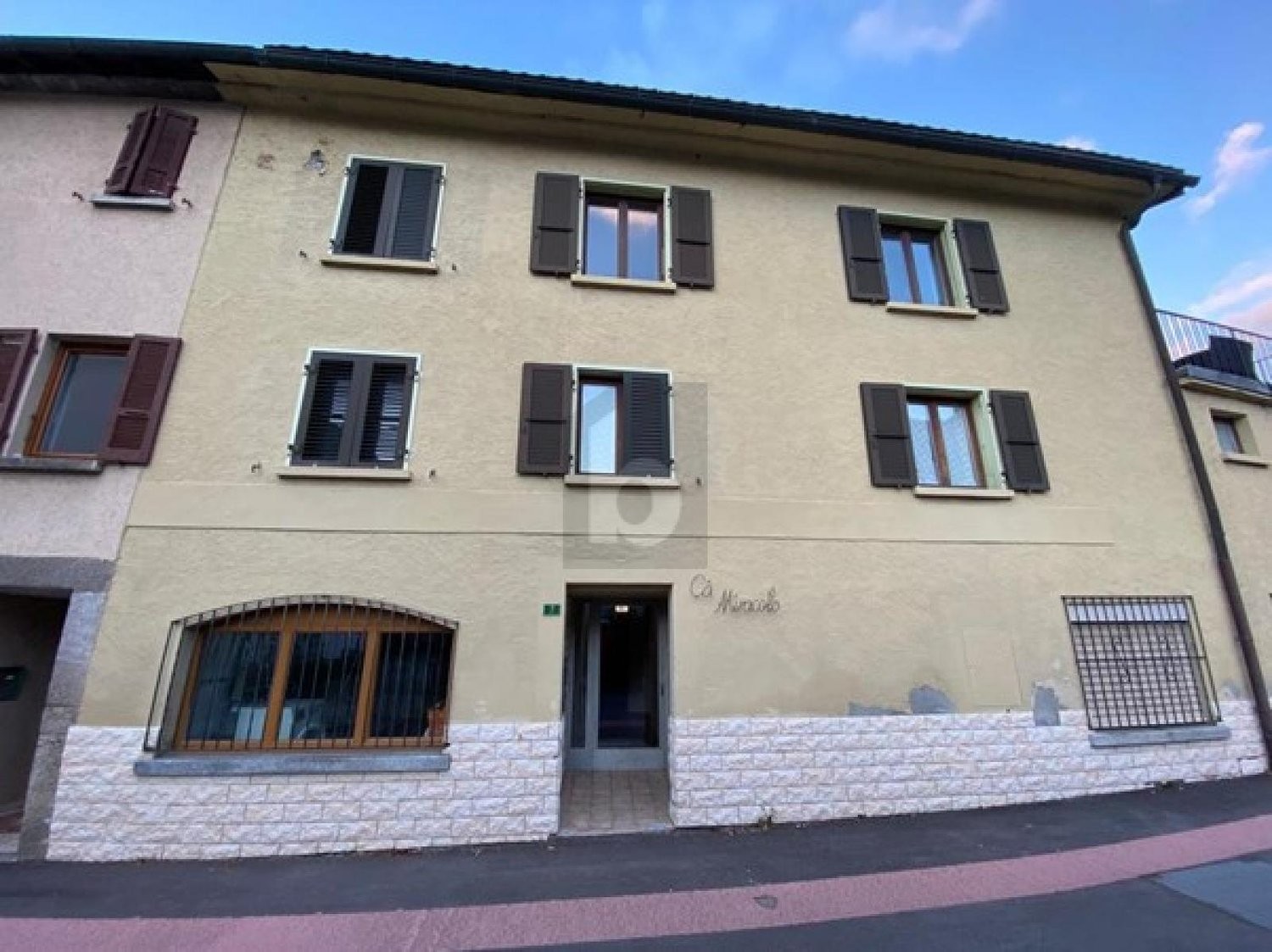 14 ½ rooms multi family house, photo 1 of 4