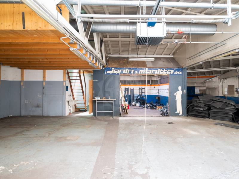 270m² arcade