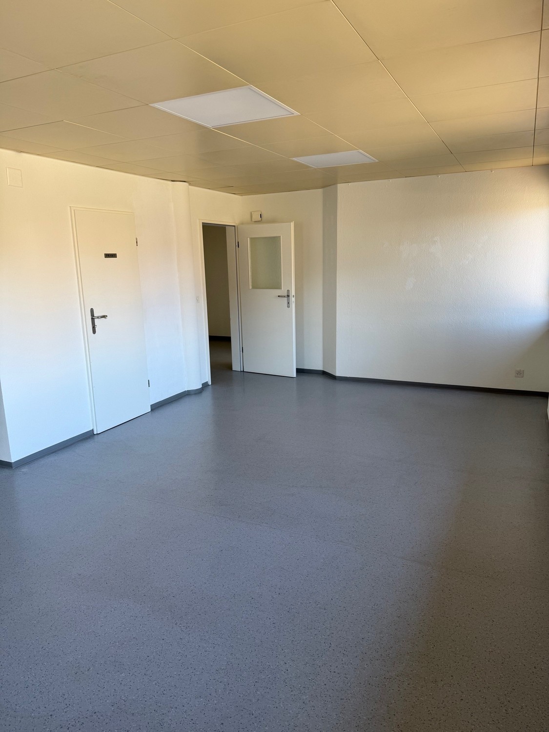 80m² office