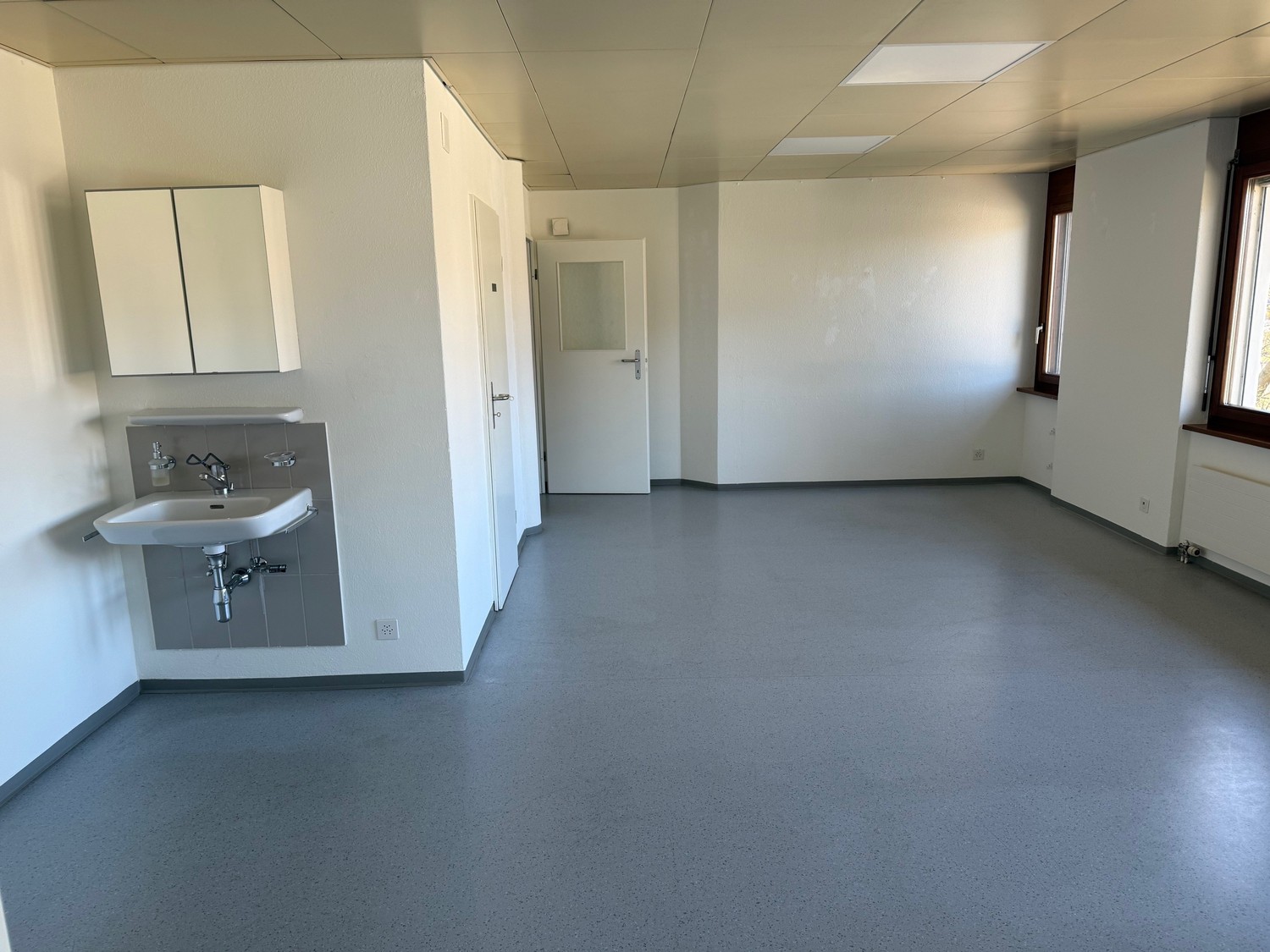 80m² office