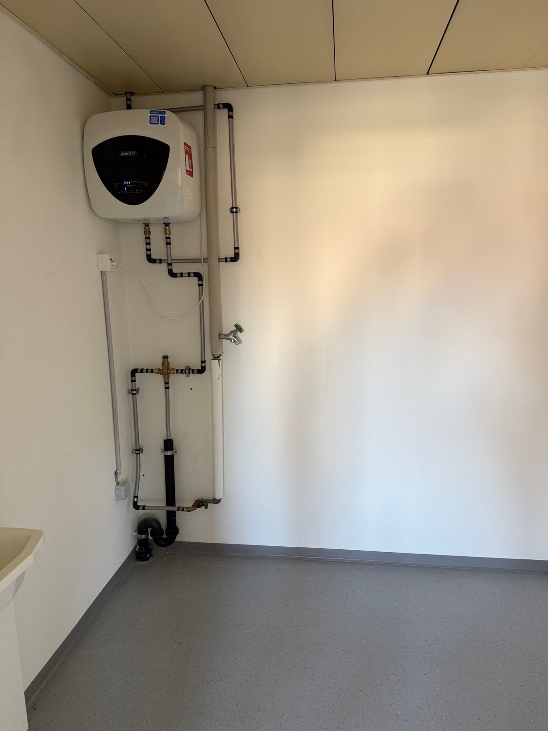 80m² office