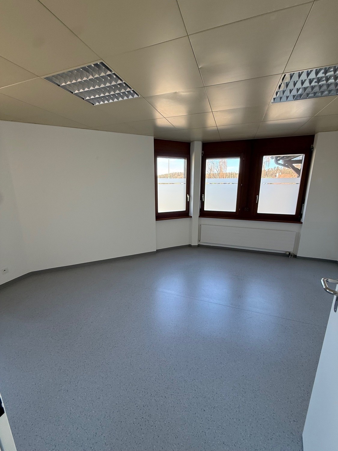 80m² office