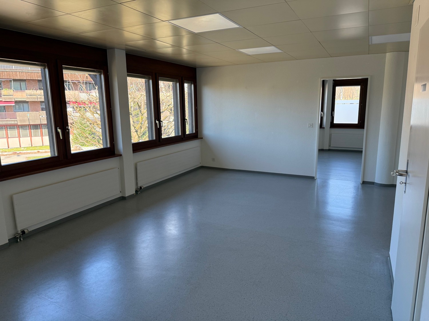 80m² office