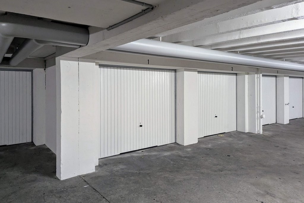 Single garage, photo 1 of 2