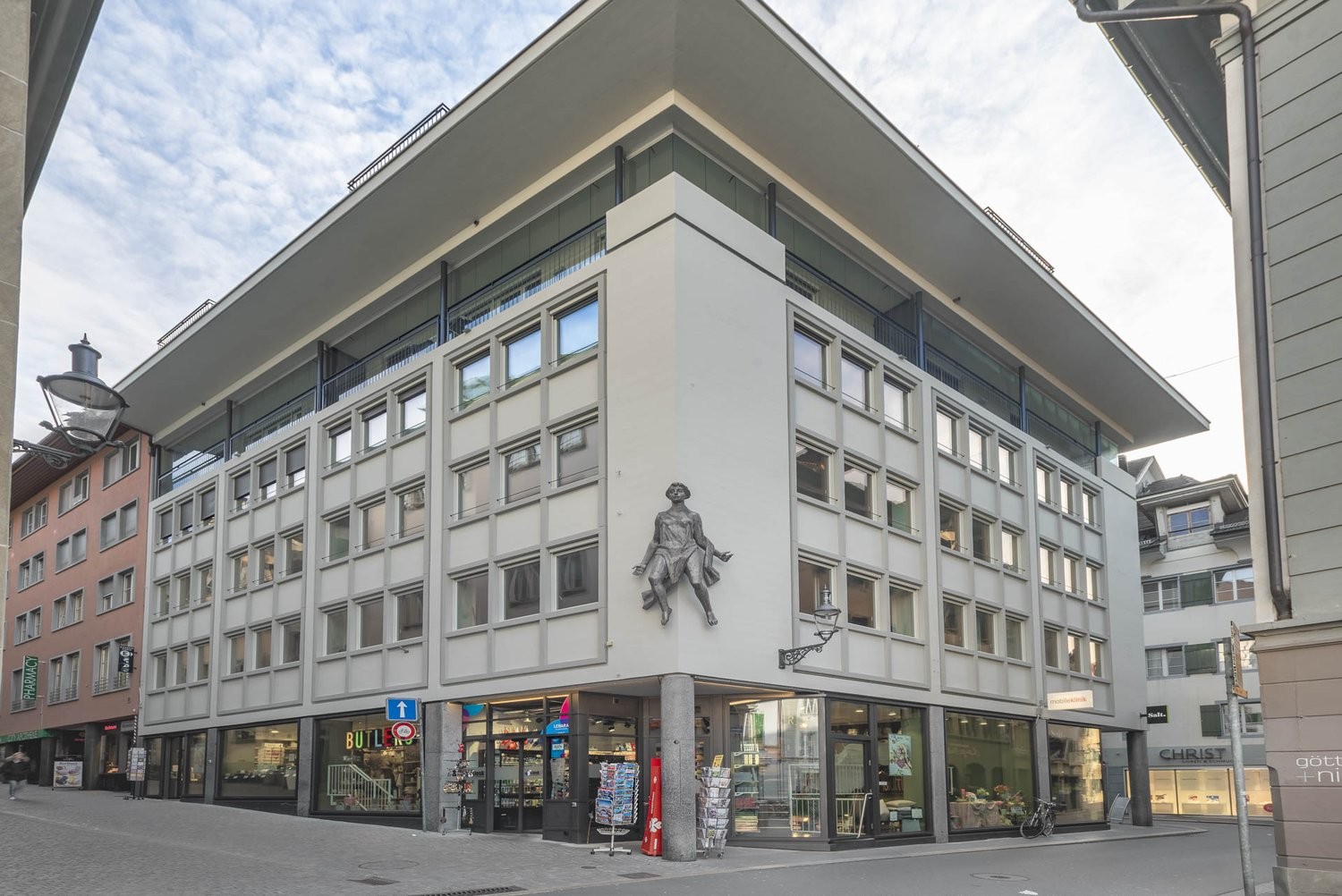 275m² practice, photo 1 of 7