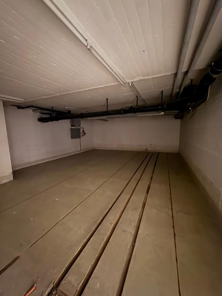 52m² storage room
