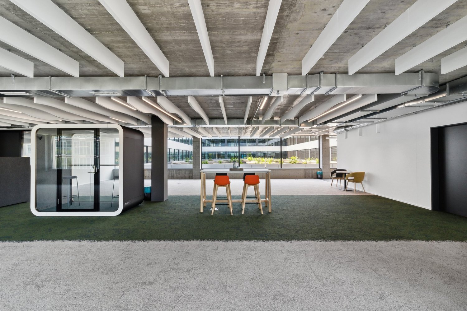 204m² office, photo 2 of 10