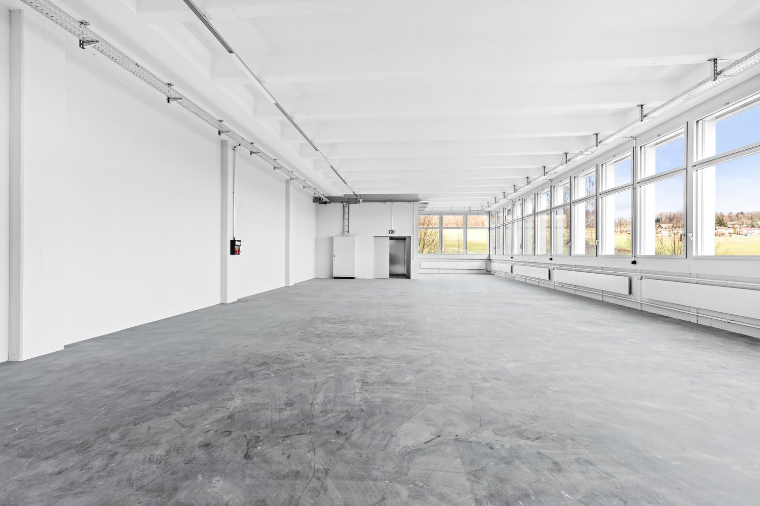 361m² industrial object, photo 1 of 8