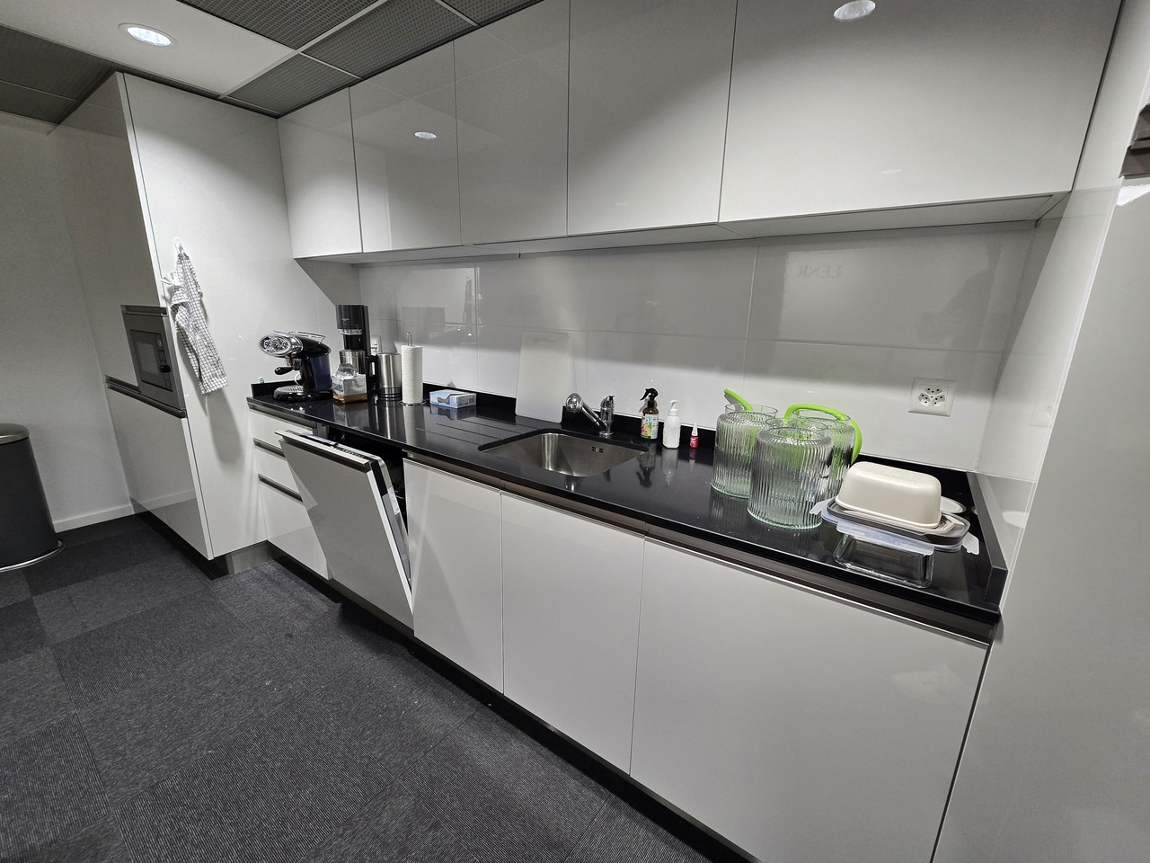 190 m² Büro","description":"Gelegen an der **Trabandan 28 in Lausanne**, bietet dieses **190 m² große Plug-and-Play-Büro** einen modernen, funktionalen und voll ausgestatteten Arbeitsplatz. Ideal für ein Unternehmen, das sich schnell in einem angenehmen professionellen Umfeld niederlassen möchte, um, Foto 6 von 10