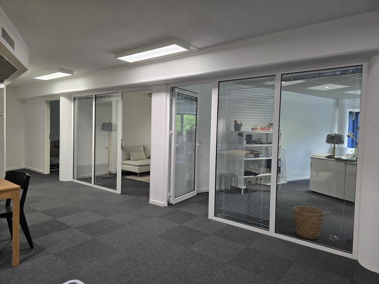 190 m² Büro","description":"Gelegen an der **Trabandan 28 in Lausanne**, bietet dieses **190 m² große Plug-and-Play-Büro** einen modernen, funktionalen und voll ausgestatteten Arbeitsplatz. Ideal für ein Unternehmen, das sich schnell in einem angenehmen professionellen Umfeld niederlassen möchte, um, Foto 5 von 10