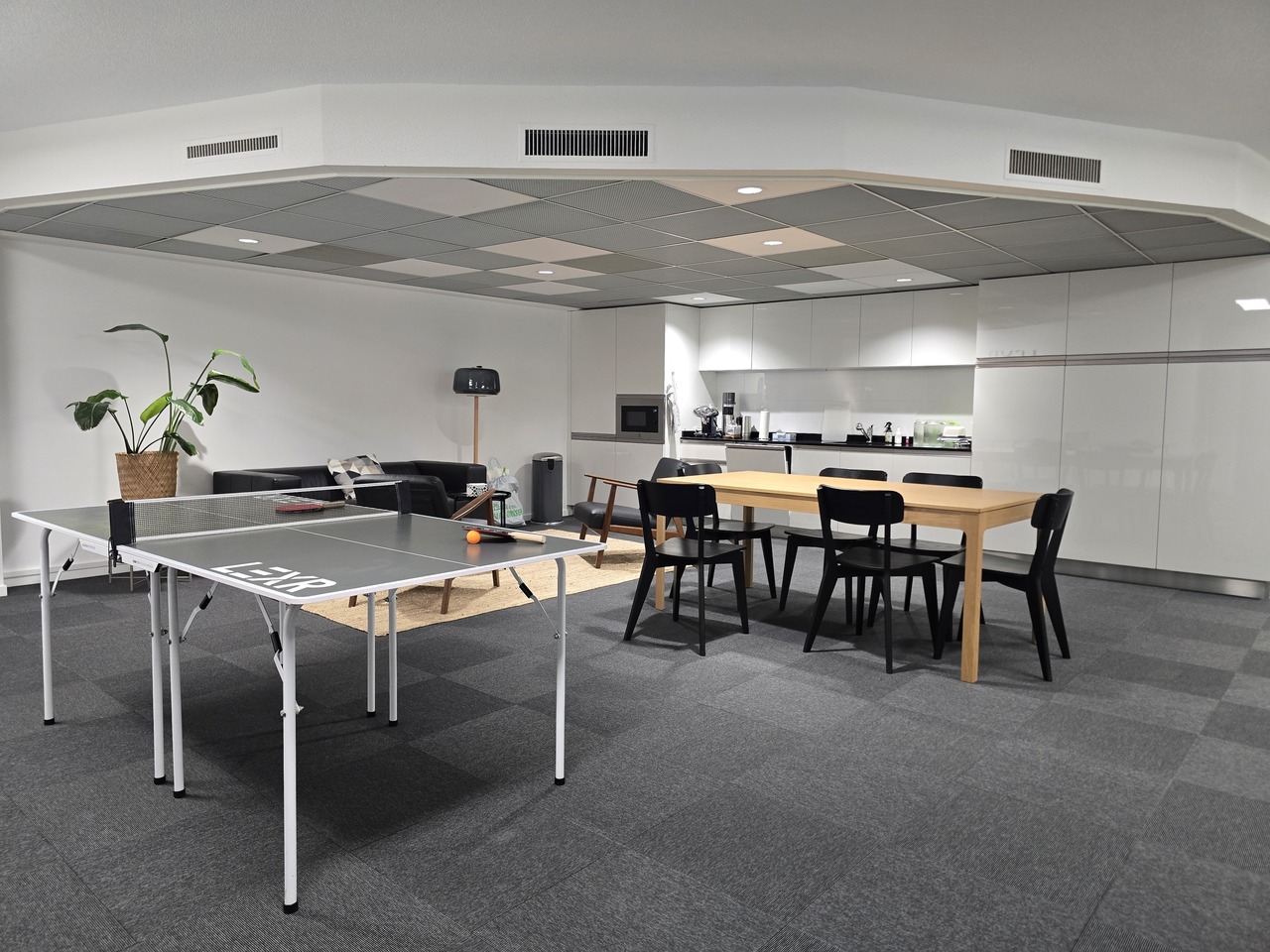 190 m² Büro","description":"Gelegen an der **Trabandan 28 in Lausanne**, bietet dieses **190 m² große Plug-and-Play-Büro** einen modernen, funktionalen und voll ausgestatteten Arbeitsplatz. Ideal für ein Unternehmen, das sich schnell in einem angenehmen professionellen Umfeld niederlassen möchte, um, Foto 3 von 10