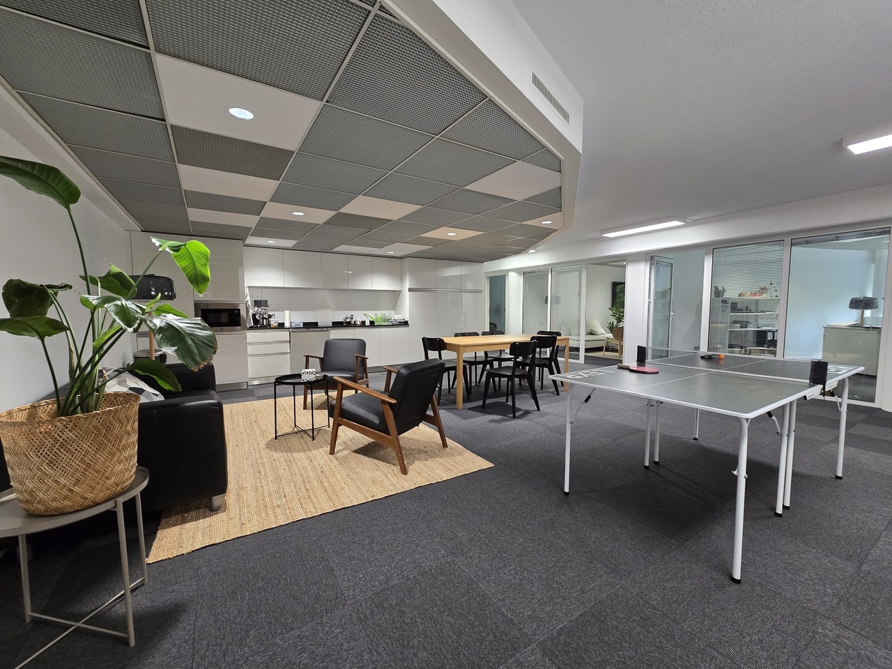 190 m² Büro","description":"Gelegen an der **Trabandan 28 in Lausanne**, bietet dieses **190 m² große Plug-and-Play-Büro** einen modernen, funktionalen und voll ausgestatteten Arbeitsplatz. Ideal für ein Unternehmen, das sich schnell in einem angenehmen professionellen Umfeld niederlassen möchte, um, Foto 4 von 10