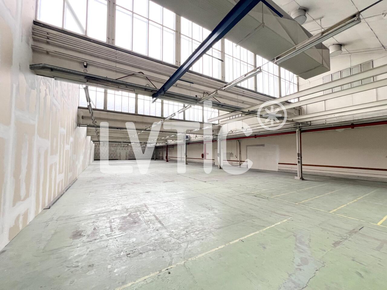 900m² storage room