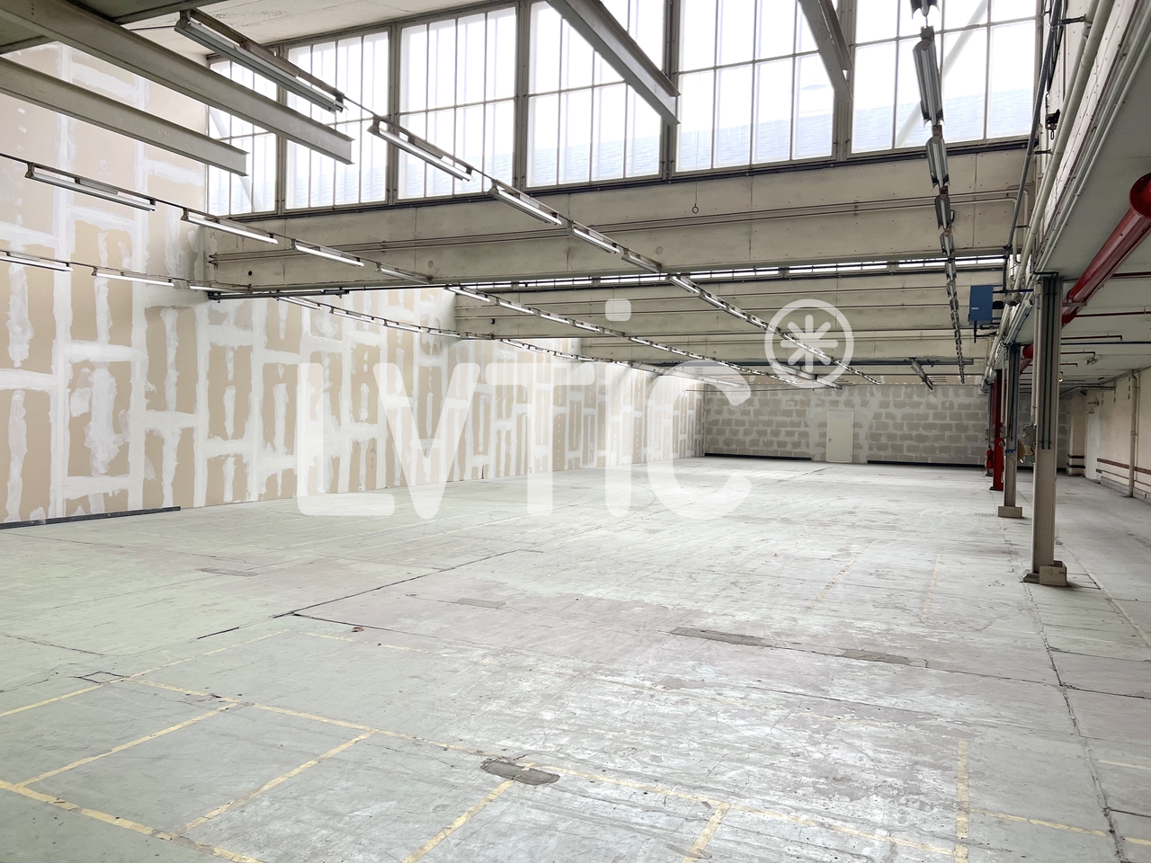 900m² storage room