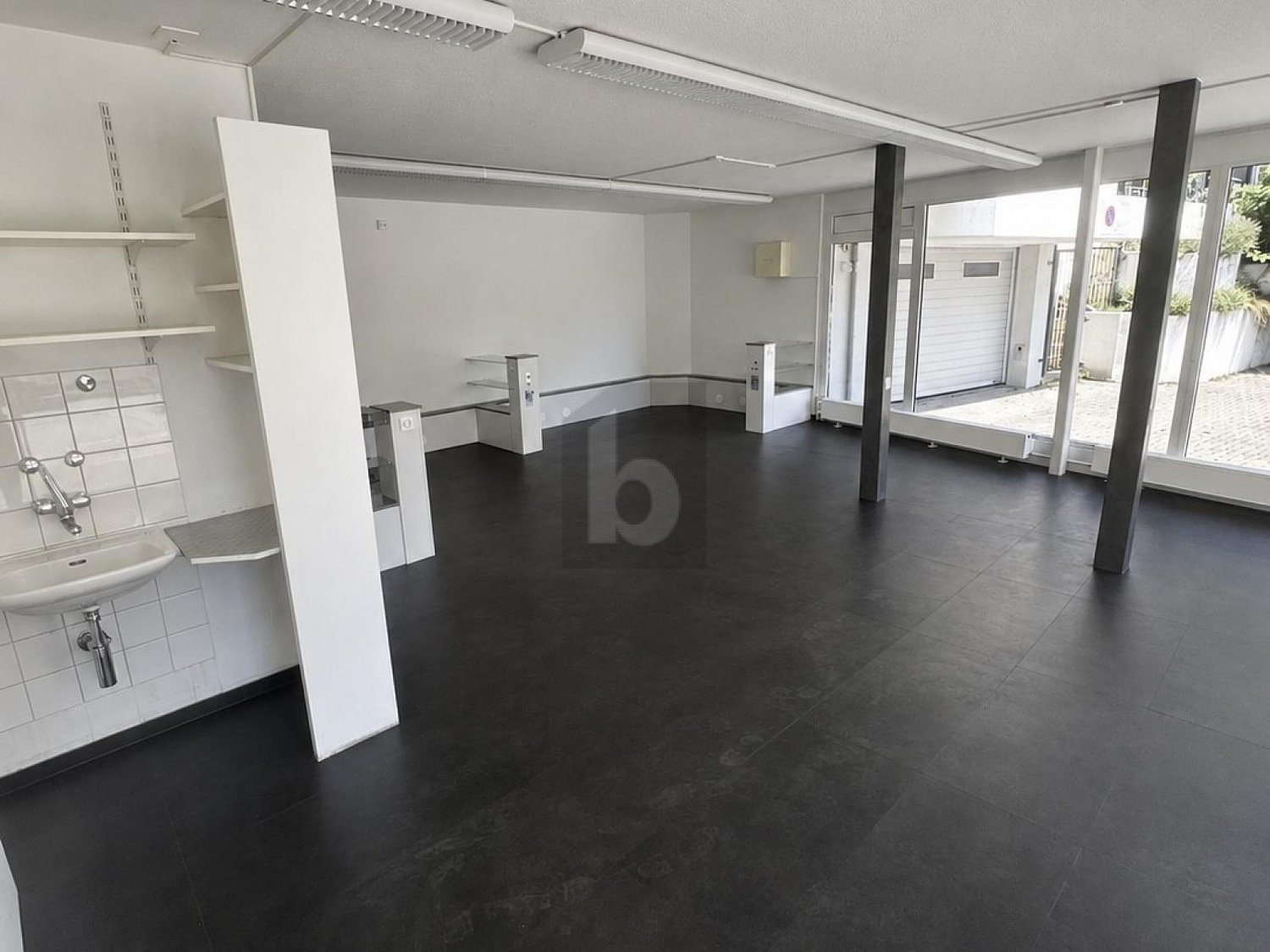 67m² shop, photo 4 of 4