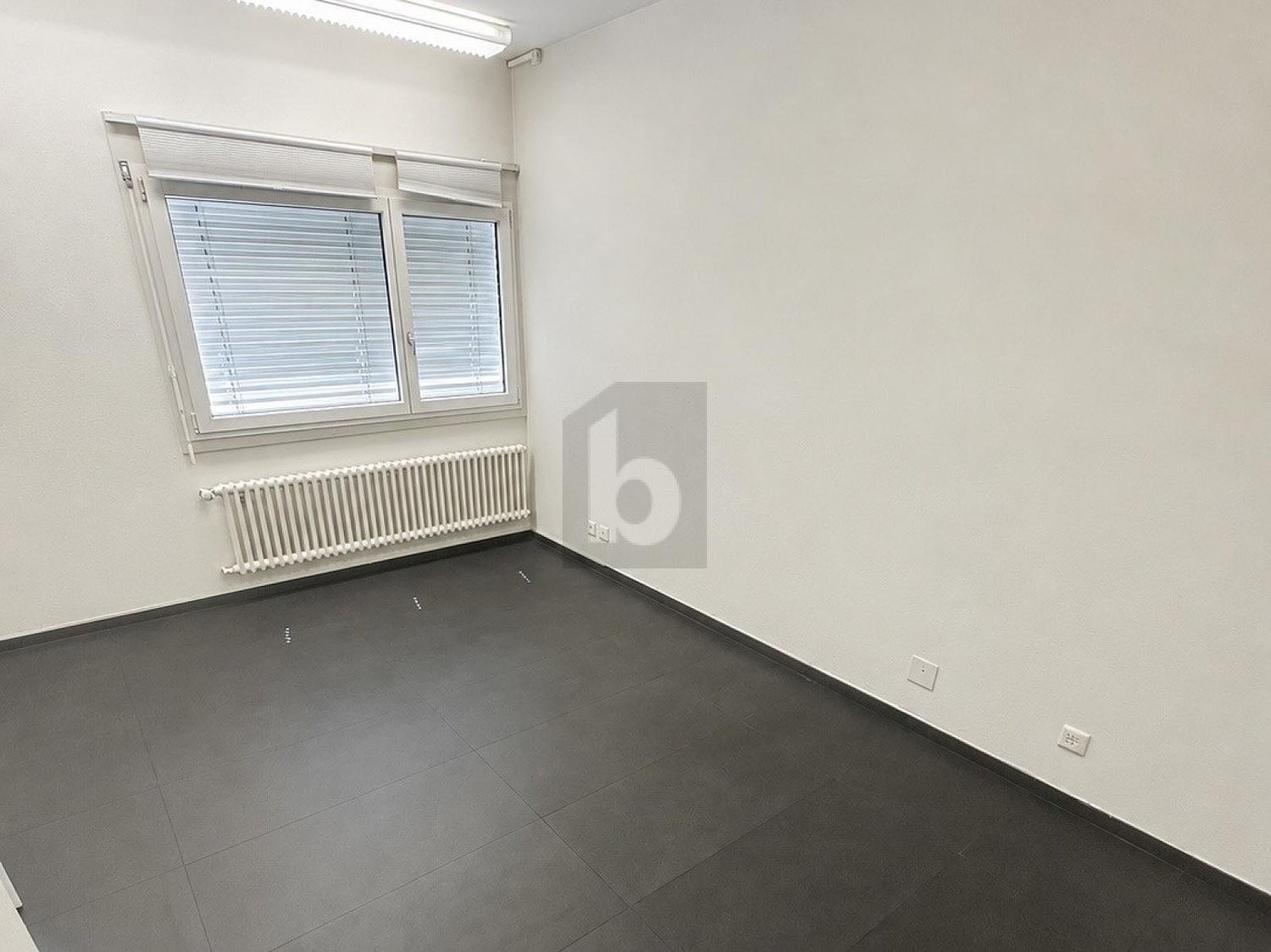 67m² shop, photo 3 of 4