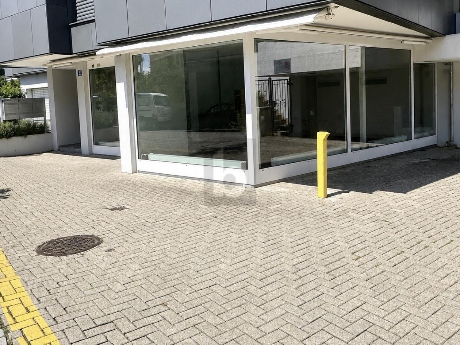 67m² shop, photo 1 of 4