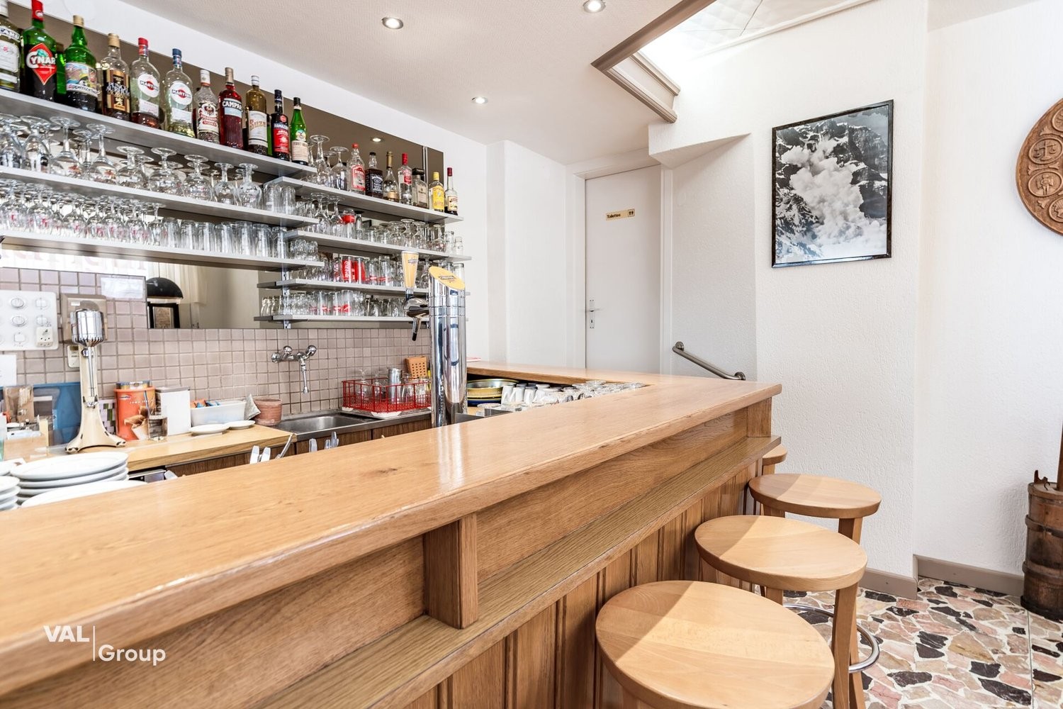 Bar, photo 2 of 9
