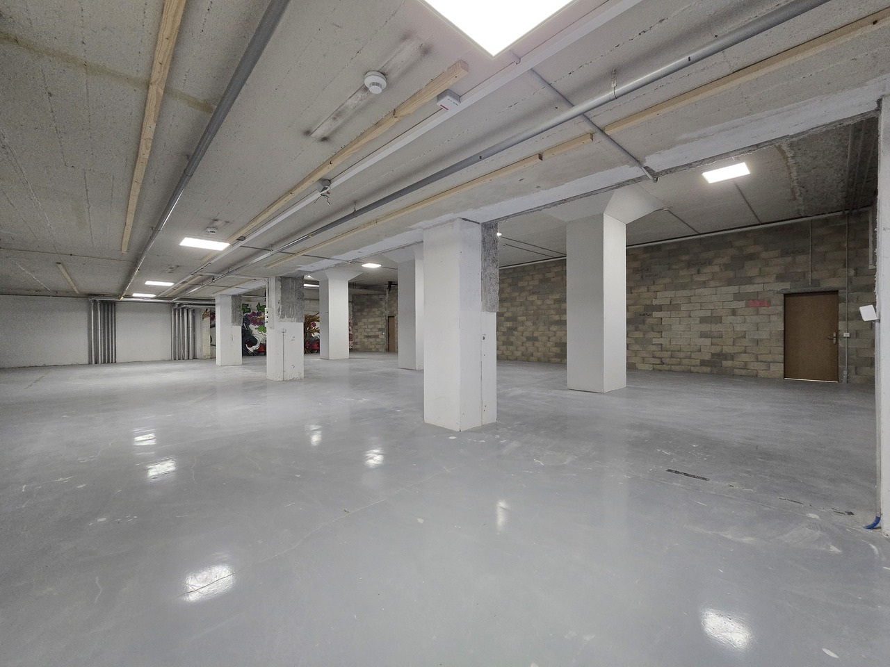 370m² storage room