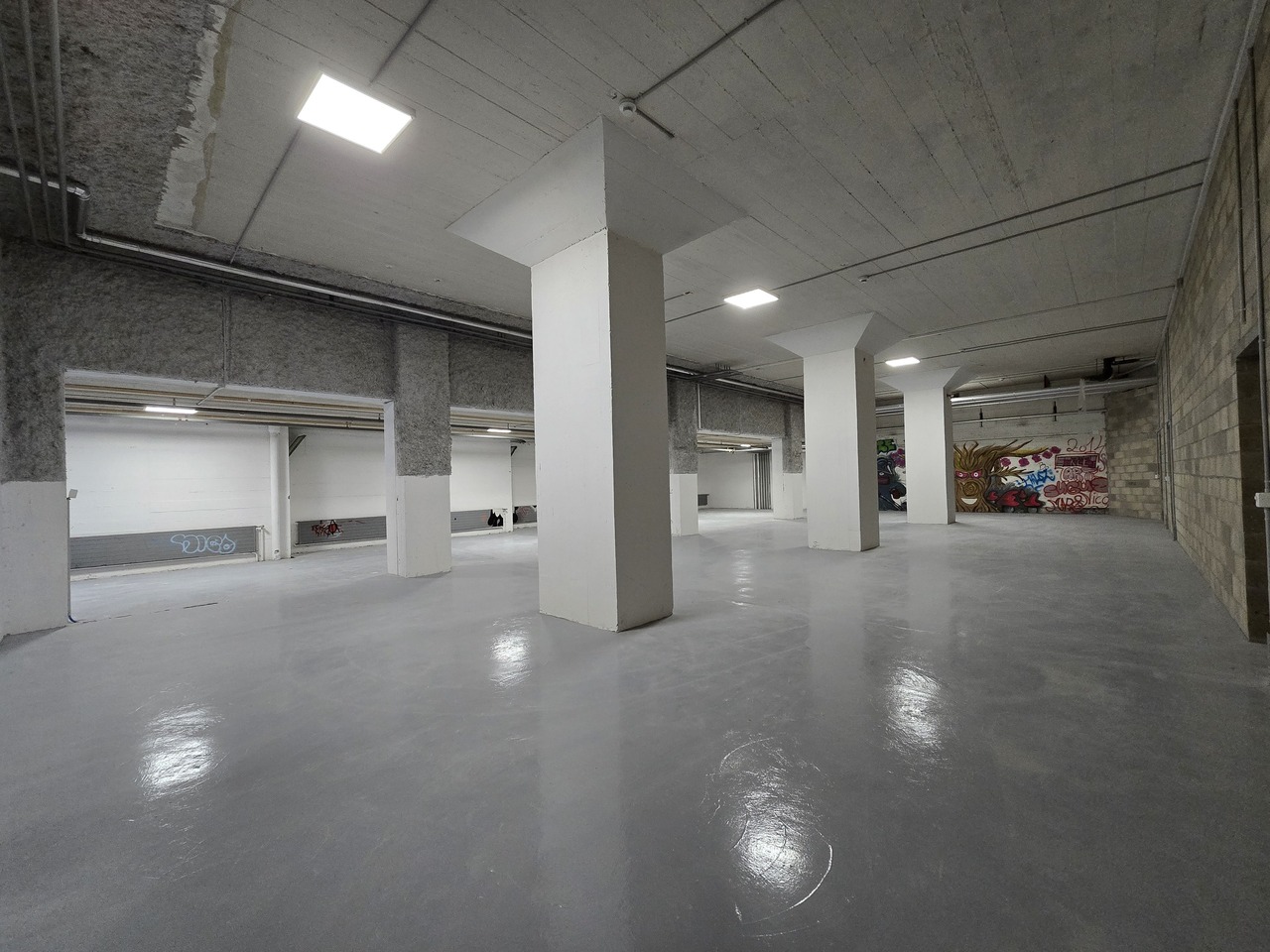370m² storage room