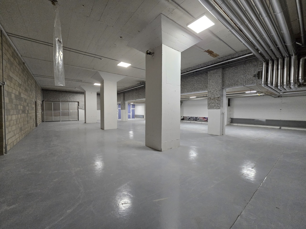 370m² storage room