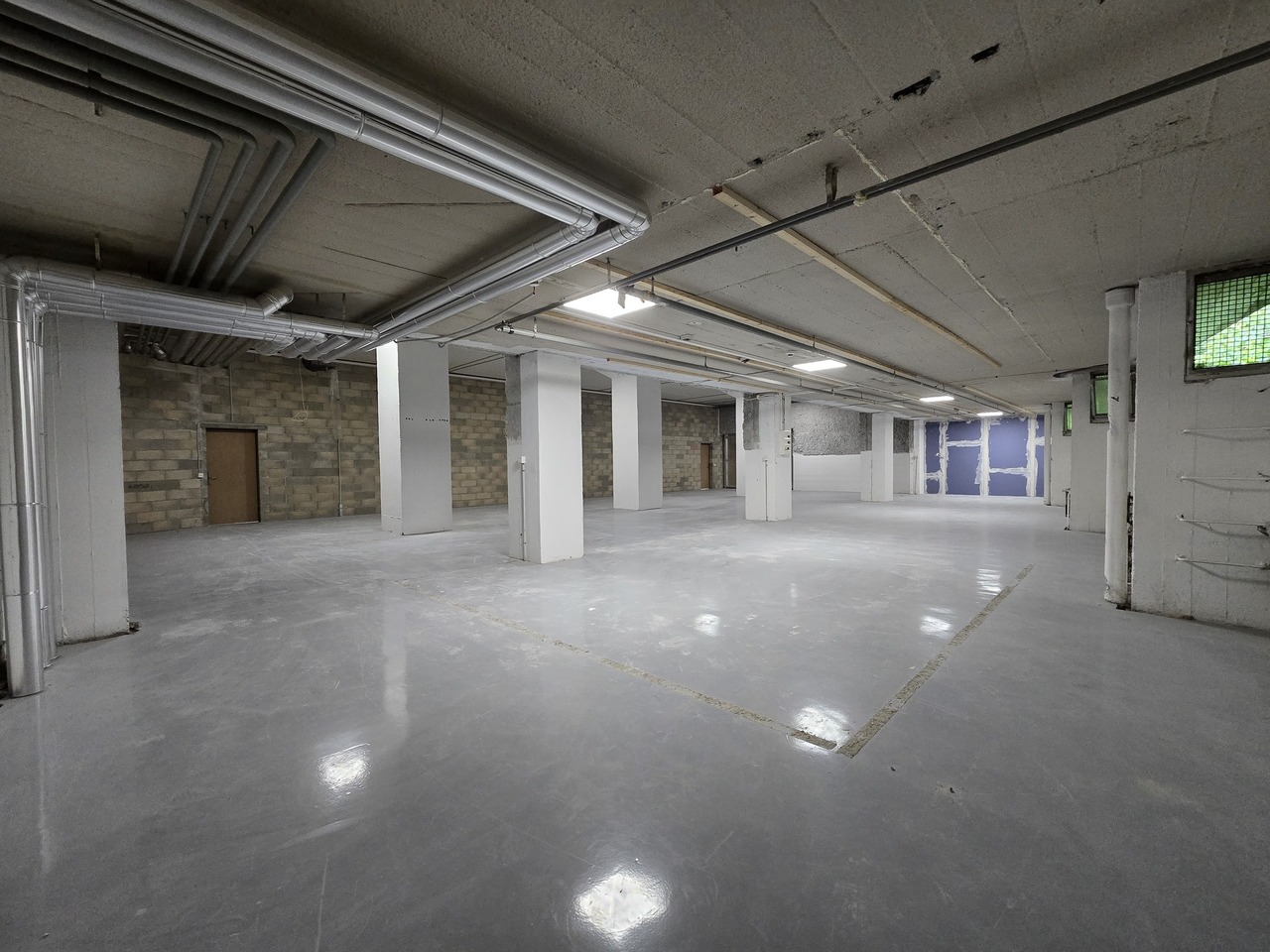 370m² storage room