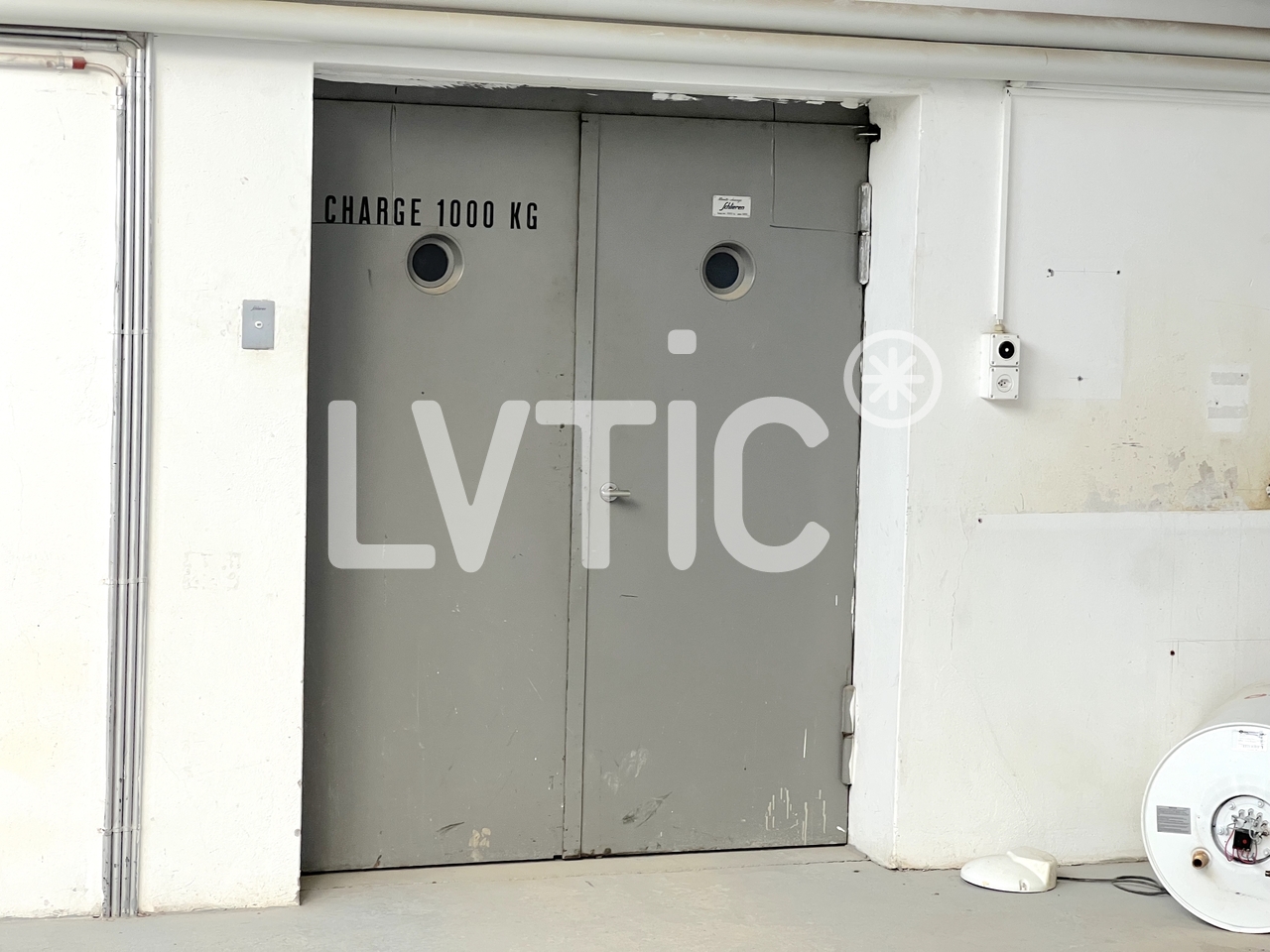 712m² storage room, photo 6 of 8