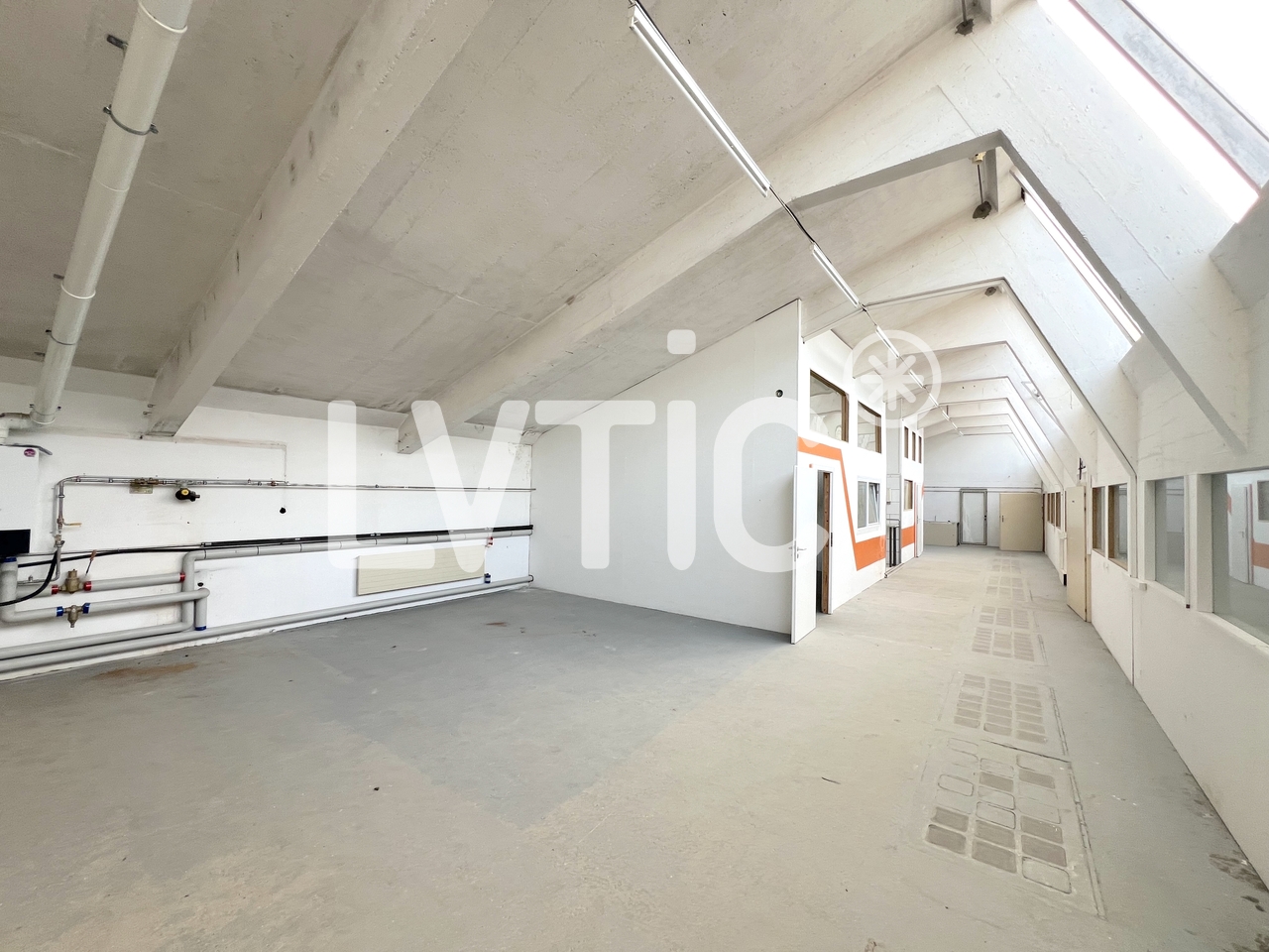 712m² storage room, photo 2 of 8
