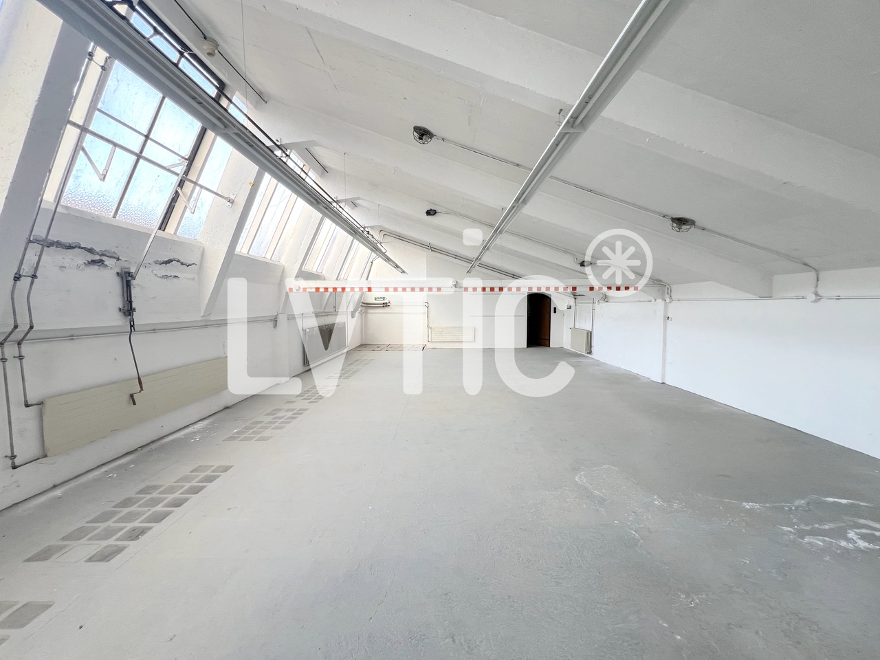 712m² storage room, photo 1 of 8
