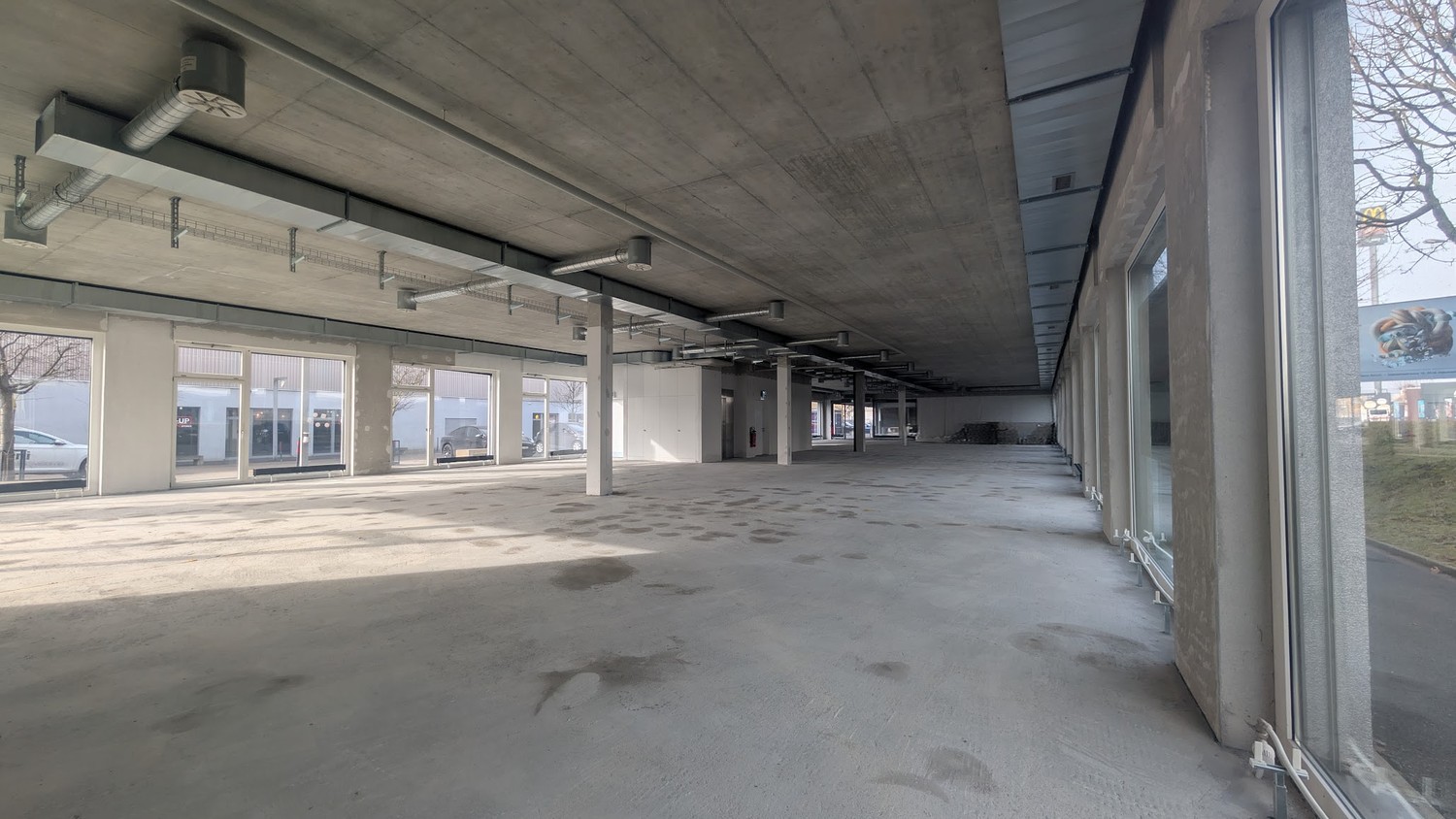 557m² shop, photo 4 of 5