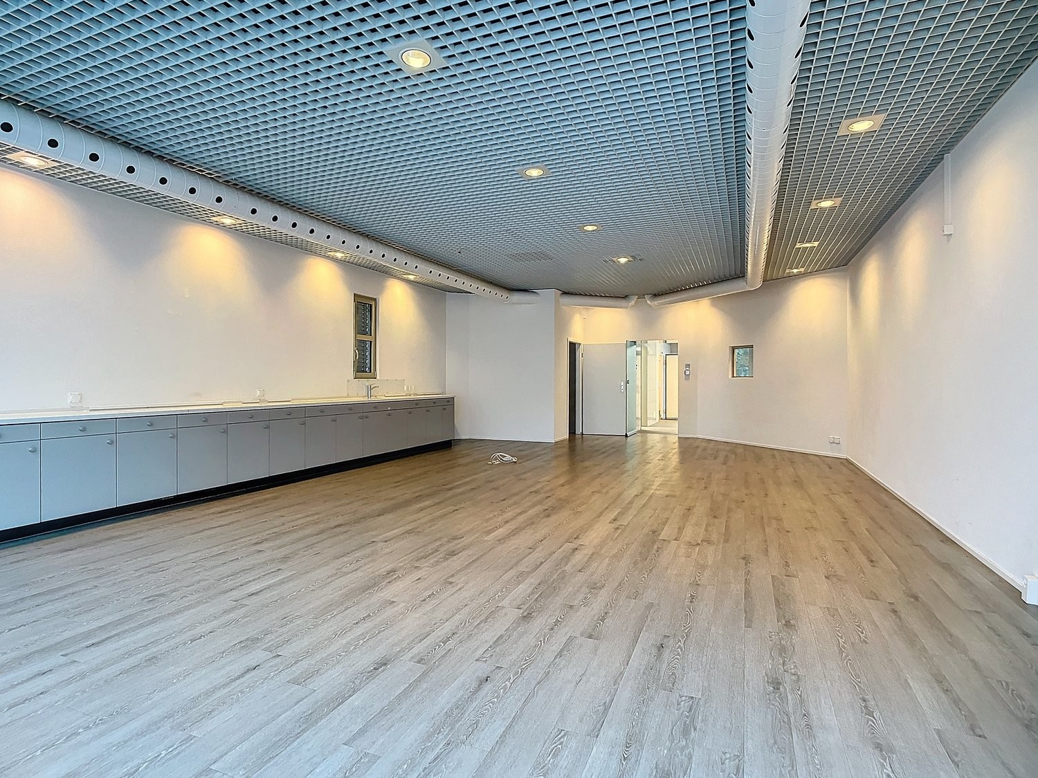 90m² shop, photo 2 of 7