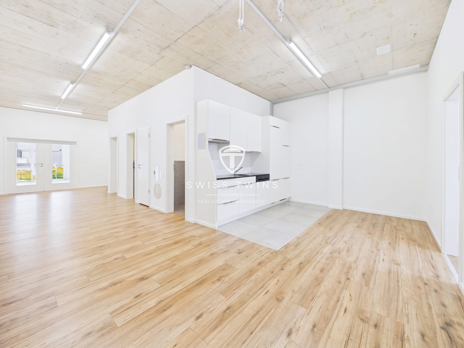136m² commercial
