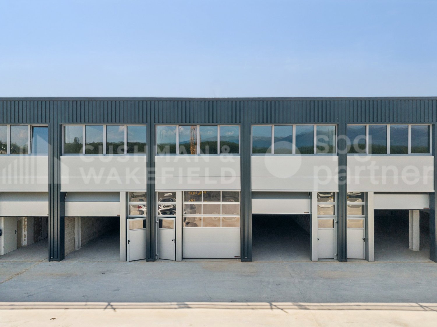 340m² workshop, photo 2 of 10