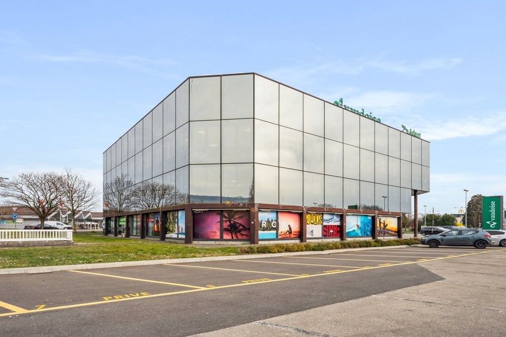 698m² office, photo 1 of 10