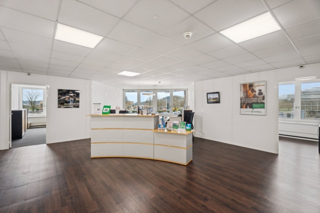 698m² office, photo 2 of 10