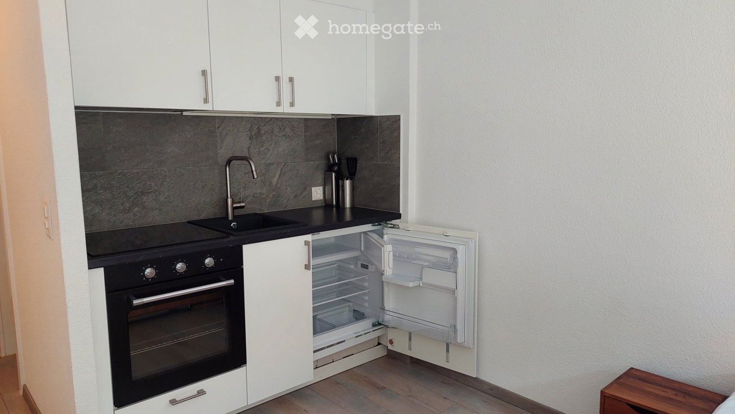 Studio meublé rénové à louer de suite. Wi-Fi électricité TV toutes charges comprises. 750.-