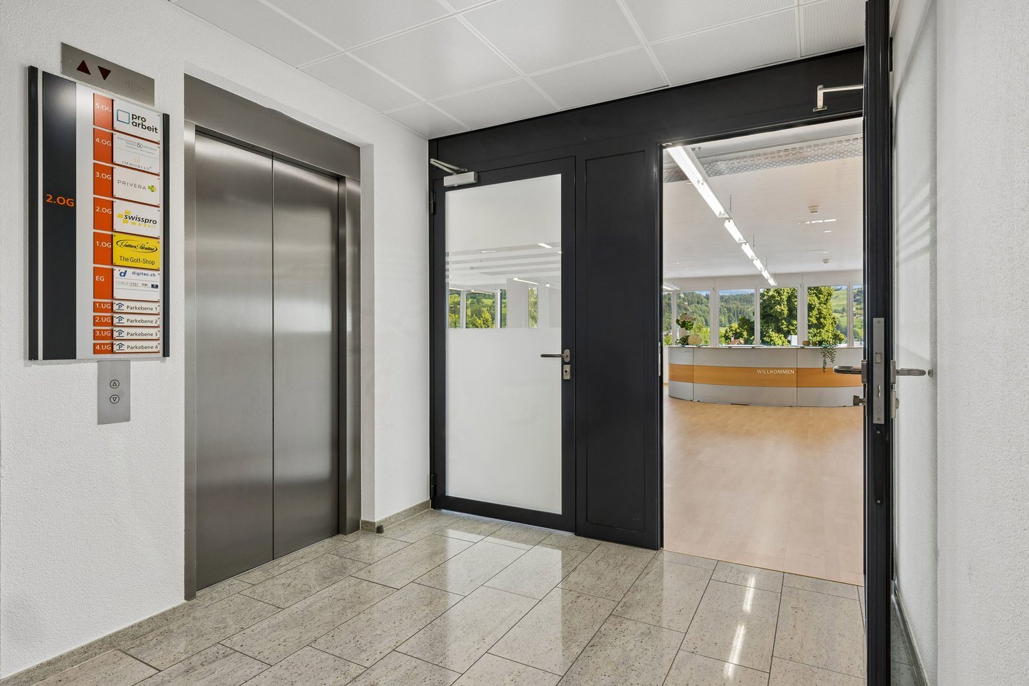 549m² office, photo 1 of 10