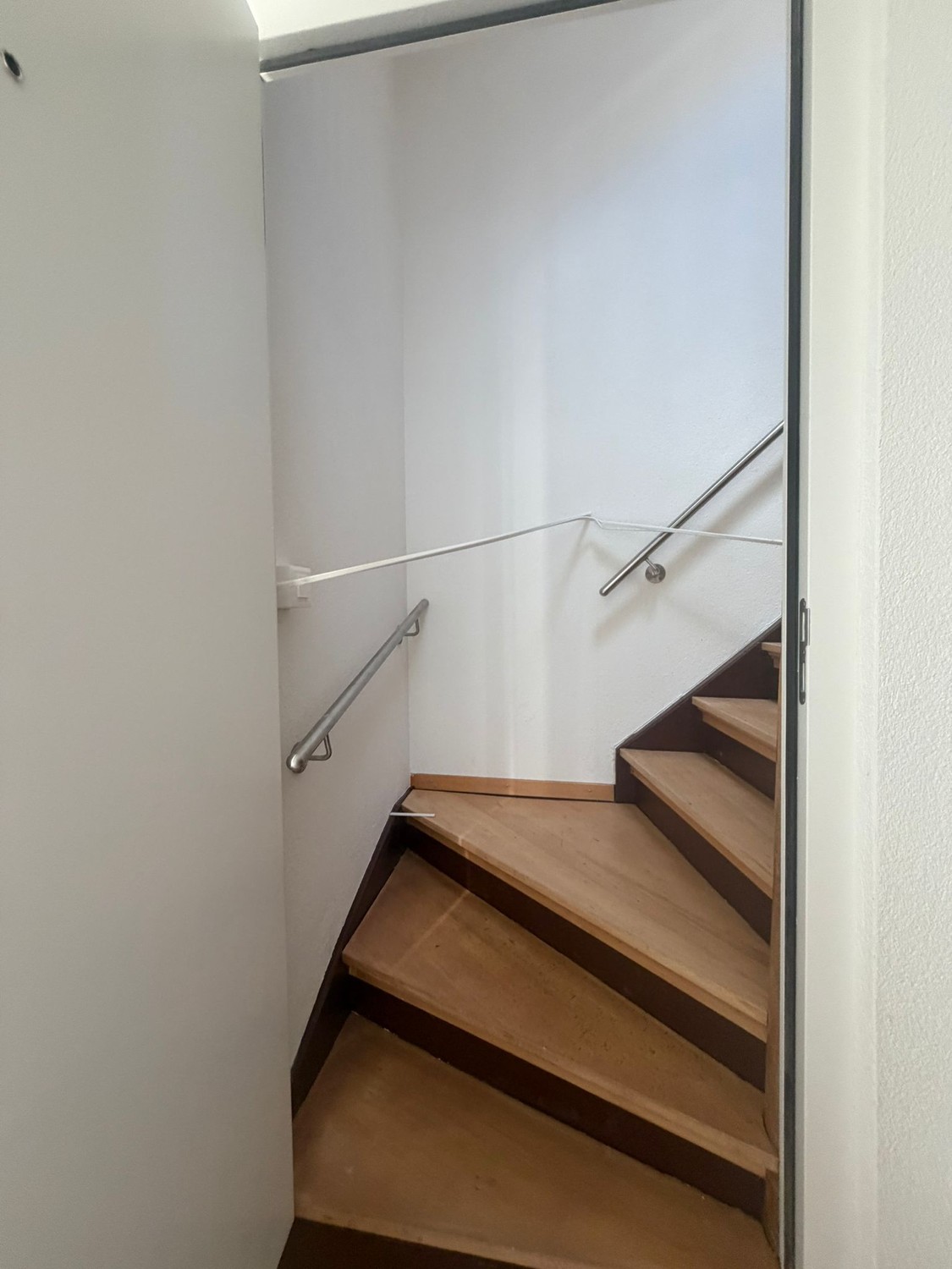 2 ½ room roof flat

2 walking minutes to Winterthur station.

For rent is an attractive 2.5-room roof apartment at Paulstrasse 23 in Winterthur.
The apartment was freshly renovated in July and presents itself in a well-maintained and modern condition. Due to its location in the attic, it offers a co, photo 7 of 10