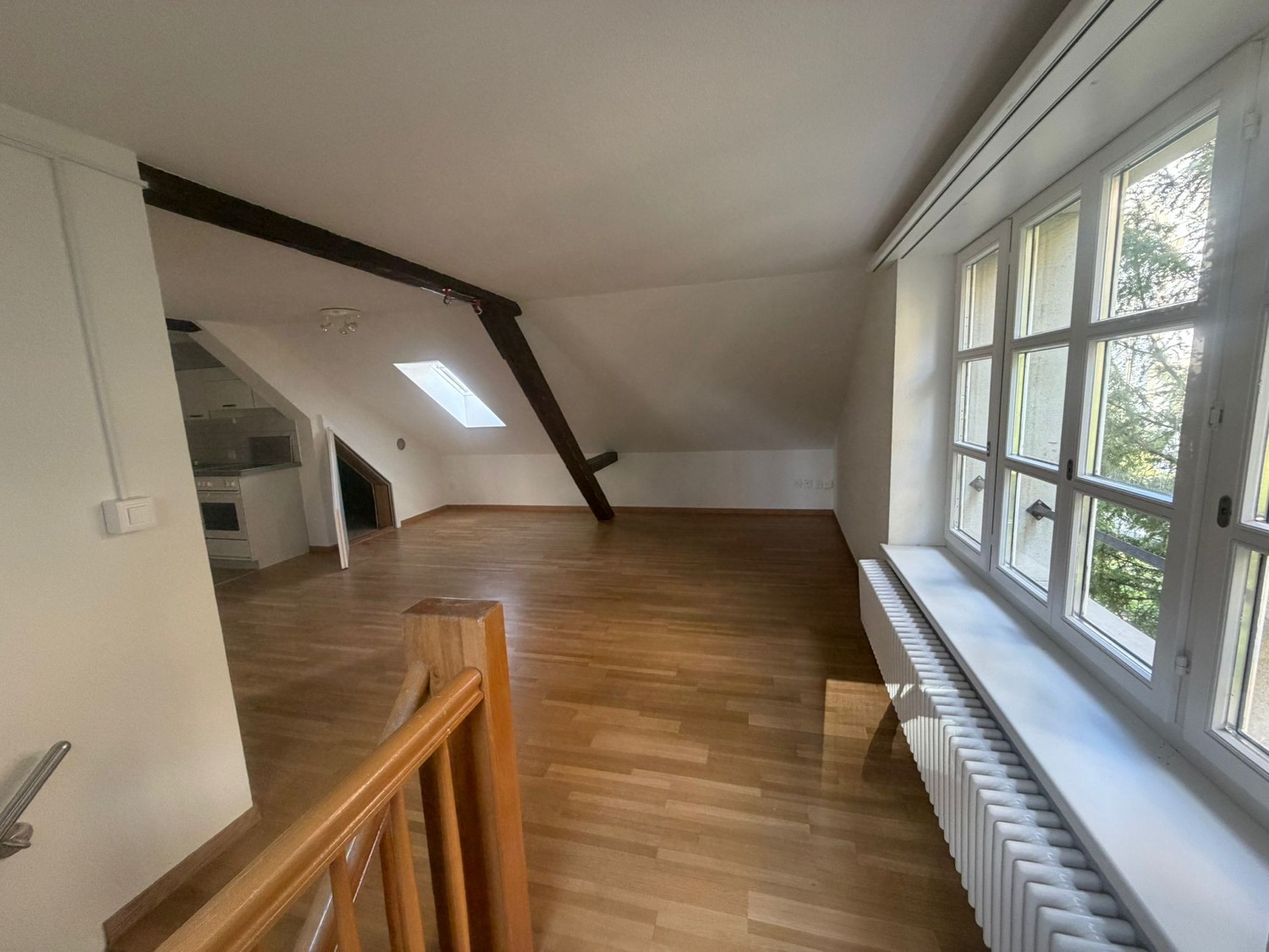 2 ½ room roof flat

2 walking minutes to Winterthur station.

For rent is an attractive 2.5-room roof apartment at Paulstrasse 23 in Winterthur.
The apartment was freshly renovated in July and presents itself in a well-maintained and modern condition. Due to its location in the attic, it offers a co, photo 2 of 10