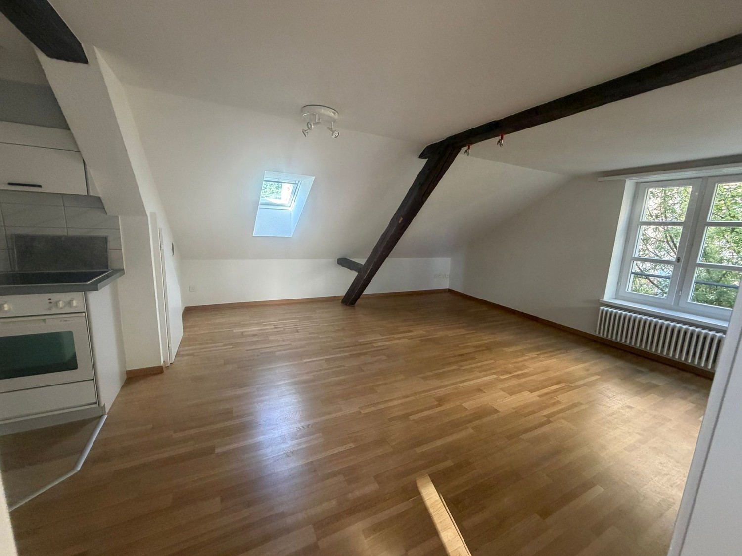 2 ½ room roof flat

2 walking minutes to Winterthur station.

For rent is an attractive 2.5-room roof apartment at Paulstrasse 23 in Winterthur.
The apartment was freshly renovated in July and presents itself in a well-maintained and modern condition. Due to its location in the attic, it offers a co, photo 9 of 10