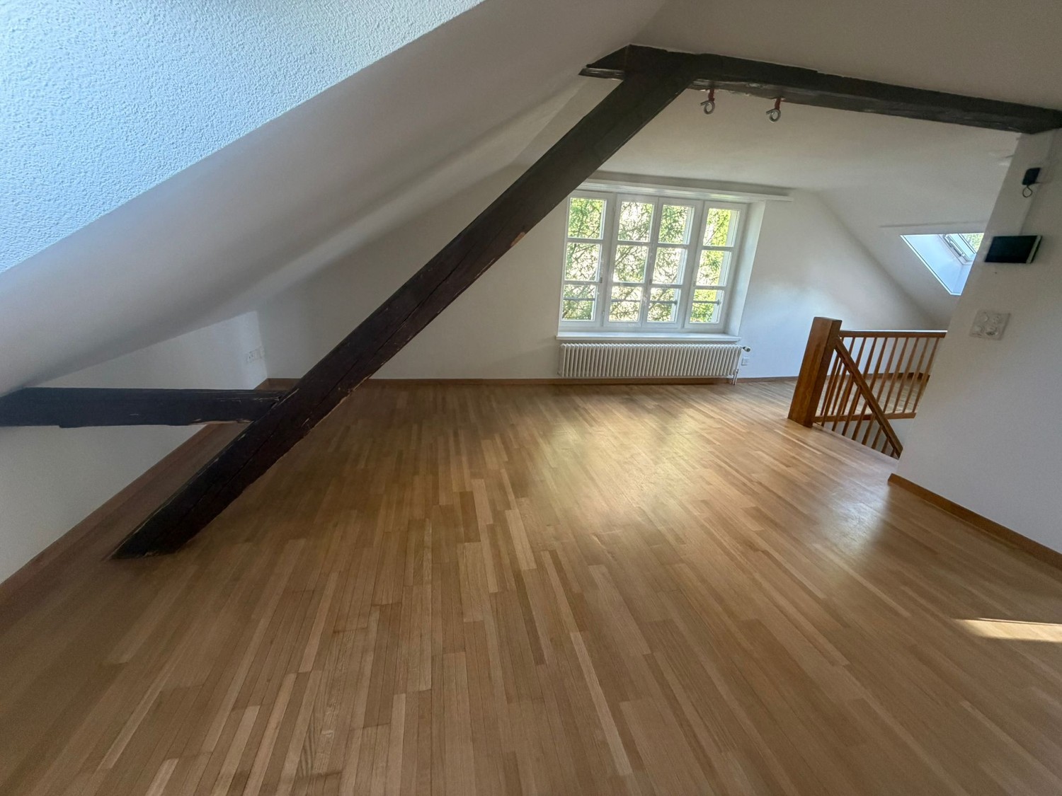 2 ½ room roof flat

2 walking minutes to Winterthur station.

For rent is an attractive 2.5-room roof apartment at Paulstrasse 23 in Winterthur.
The apartment was freshly renovated in July and presents itself in a well-maintained and modern condition. Due to its location in the attic, it offers a co, photo 6 of 10