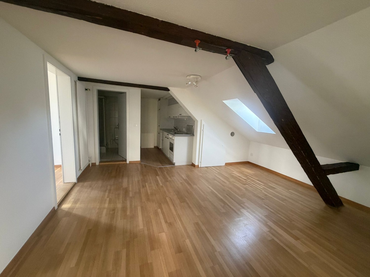 2 ½ room roof flat

2 walking minutes to Winterthur station.

For rent is an attractive 2.5-room roof apartment at Paulstrasse 23 in Winterthur.
The apartment was freshly renovated in July and presents itself in a well-maintained and modern condition. Due to its location in the attic, it offers a co, photo 1 of 10