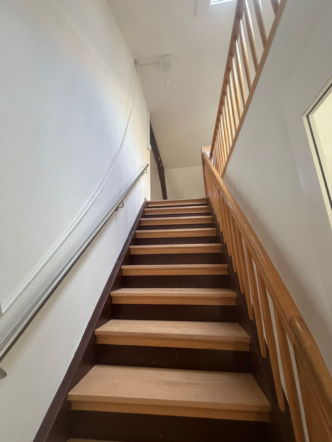 2 ½ room roof flat

2 walking minutes to Winterthur station.

For rent is an attractive 2.5-room roof apartment at Paulstrasse 23 in Winterthur.
The apartment was freshly renovated in July and presents itself in a well-maintained and modern condition. Due to its location in the attic, it offers a co, photo 3 of 10