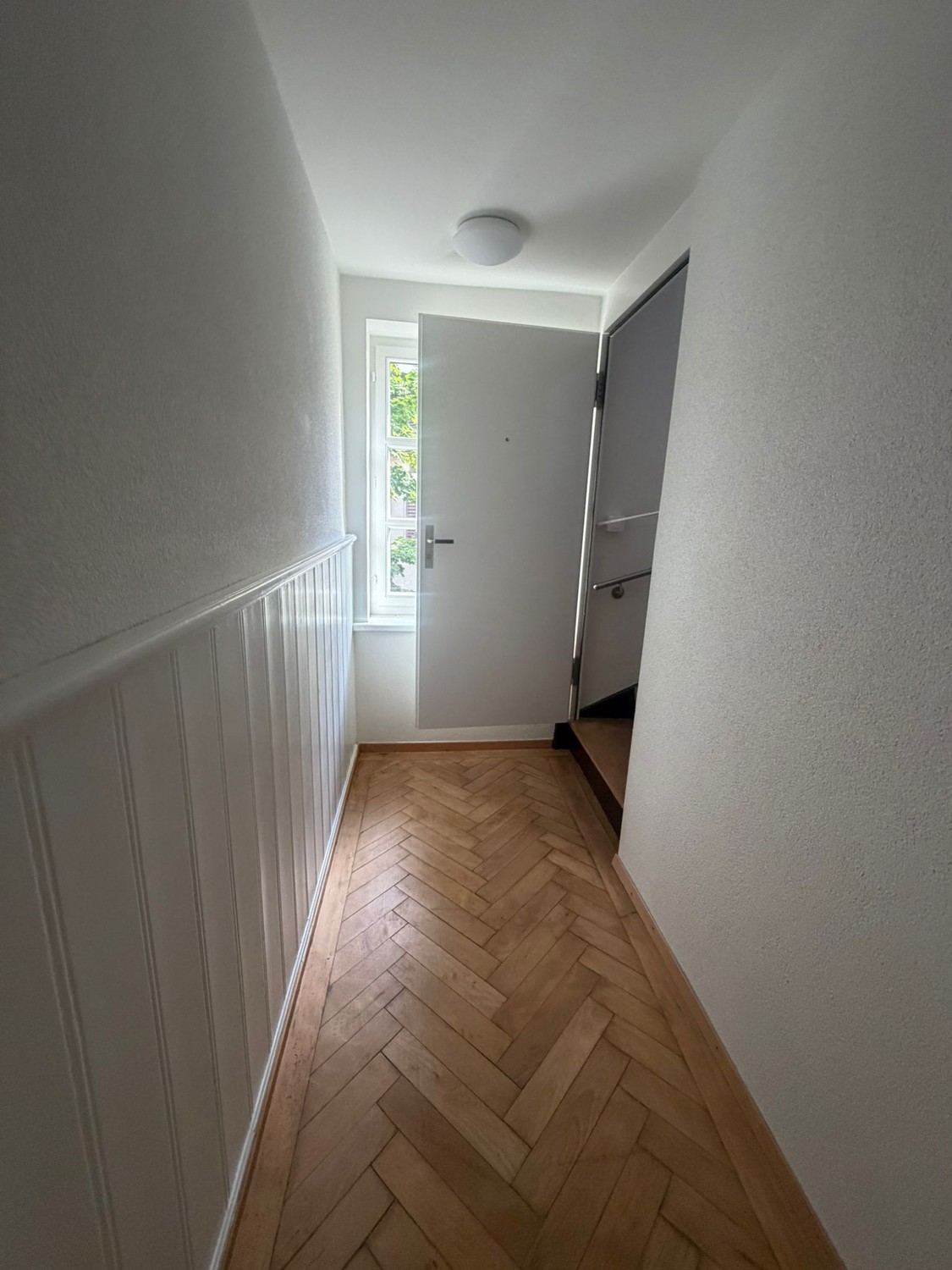 2 ½ room roof flat

2 walking minutes to Winterthur station.

For rent is an attractive 2.5-room roof apartment at Paulstrasse 23 in Winterthur.
The apartment was freshly renovated in July and presents itself in a well-maintained and modern condition. Due to its location in the attic, it offers a co, photo 4 of 10