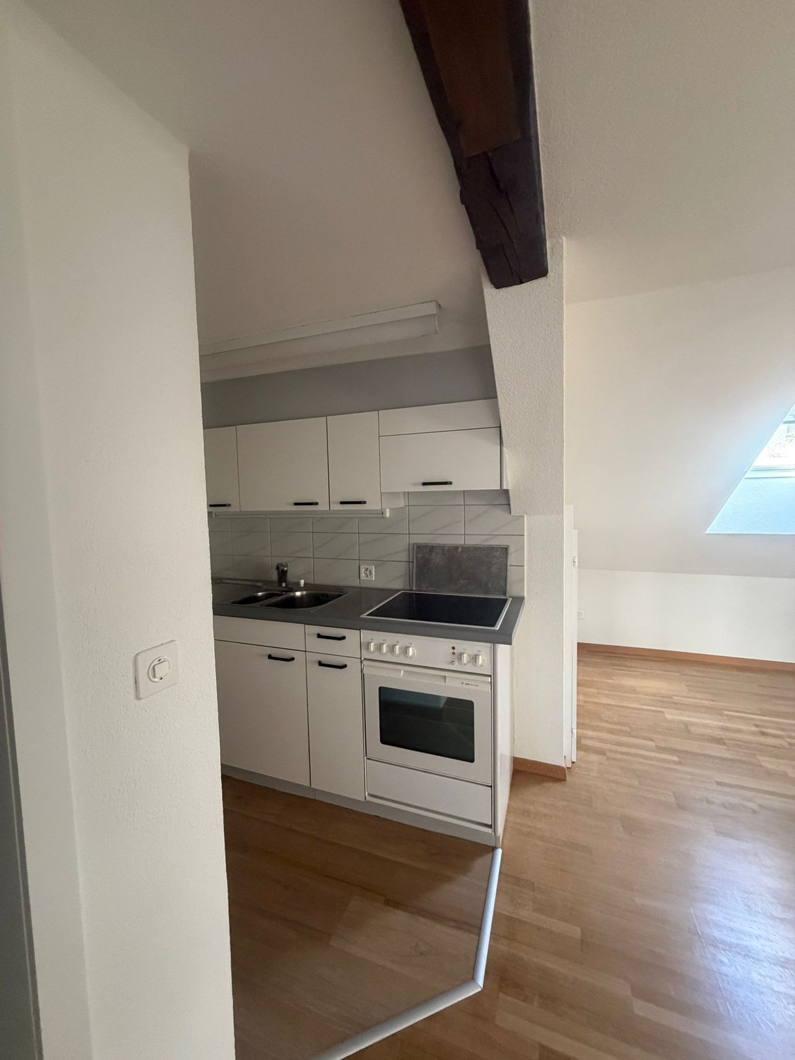 2 ½ room roof flat

2 walking minutes to Winterthur station.

For rent is an attractive 2.5-room roof apartment at Paulstrasse 23 in Winterthur.
The apartment was freshly renovated in July and presents itself in a well-maintained and modern condition. Due to its location in the attic, it offers a co, photo 5 of 10